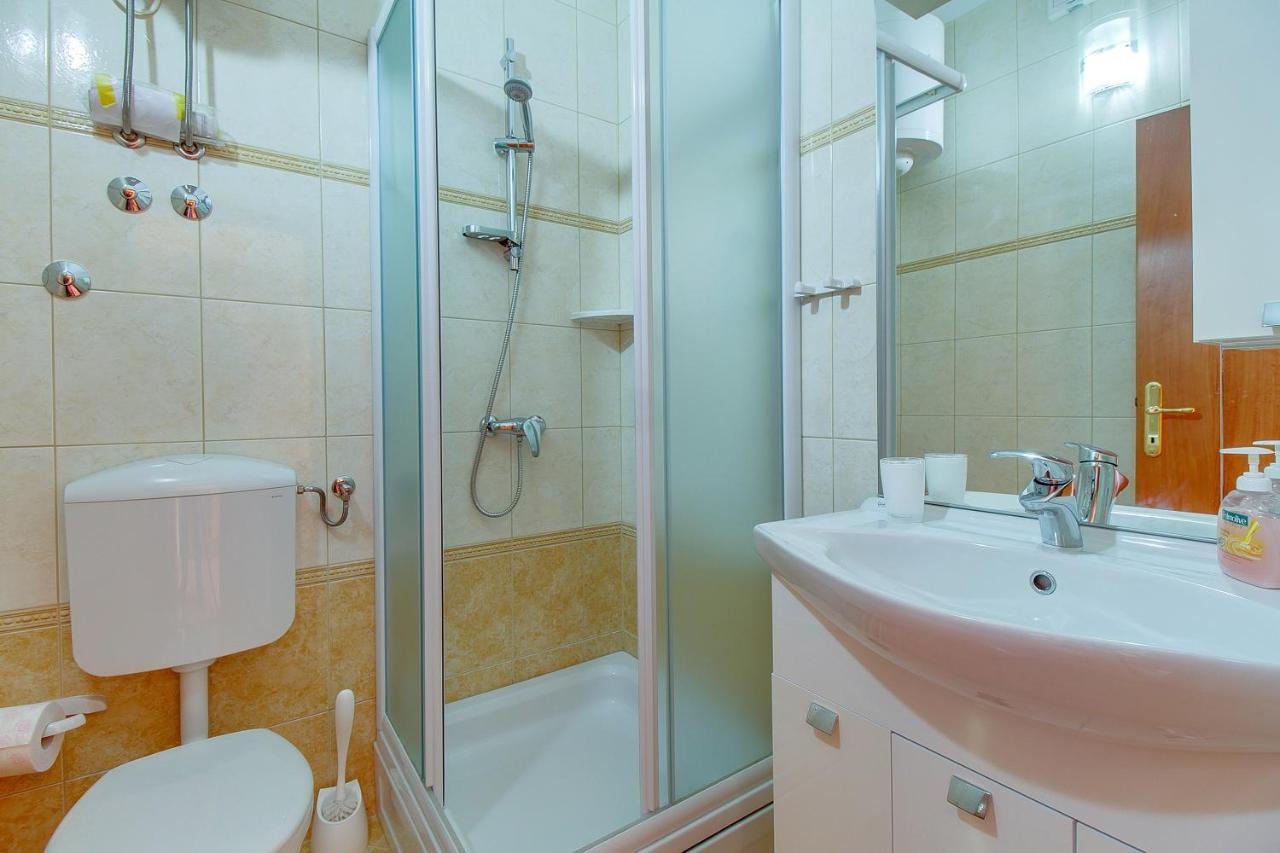 Apartments And Rooms By The Sea Nerezine, Losinj - 11815 Ngoại thất bức ảnh